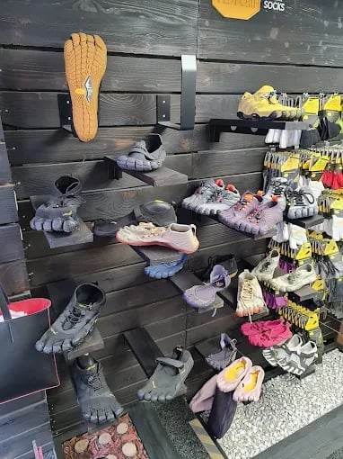 Έκθεση υποδημάτων και πέλματος Vibram στον τοίχο του καταστήματος