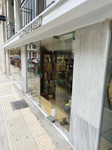 Βιτρίνα καταστήματος με γυάλινη πρόσοψη σε πεζοδρόμιο